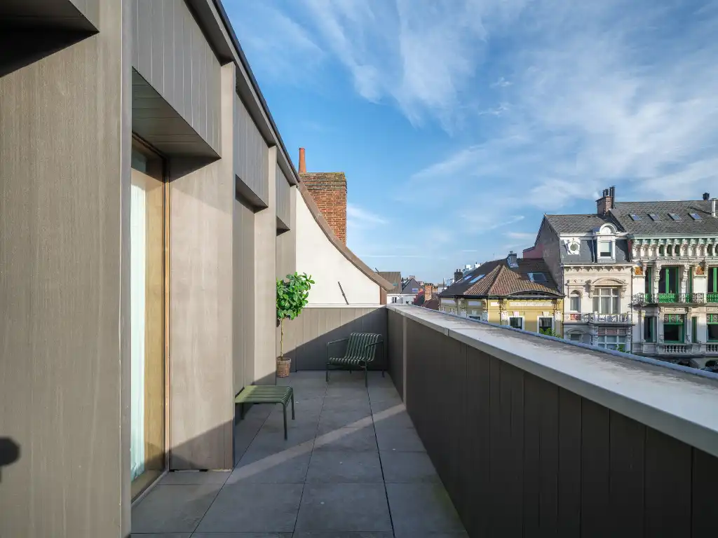 Architecturaal 2-slaapkamerappartement met zonnig terras in het historische stadscentrum van Gent. foto 3