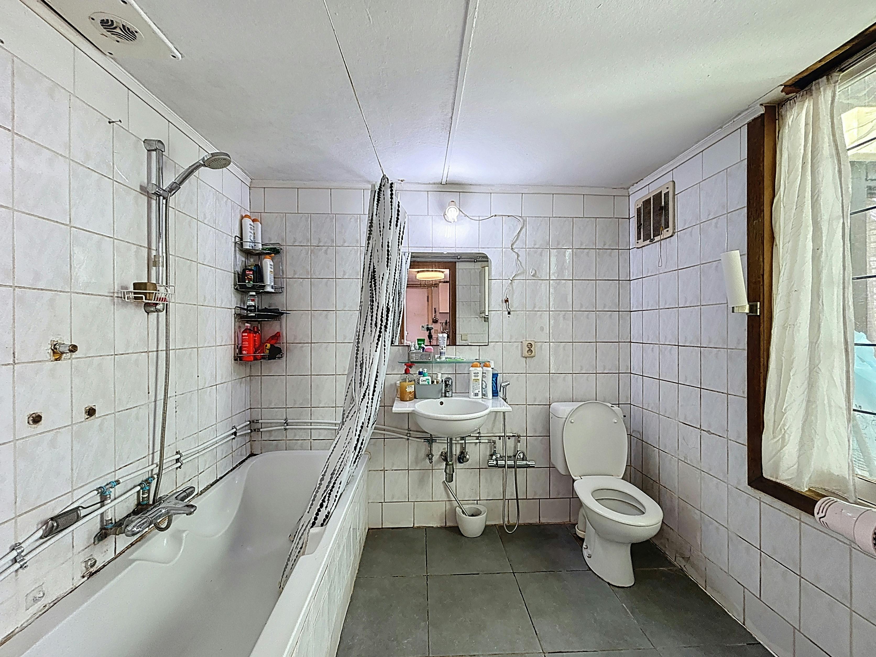Te renoveren woning te koop in Kortrijk!  foto 9
