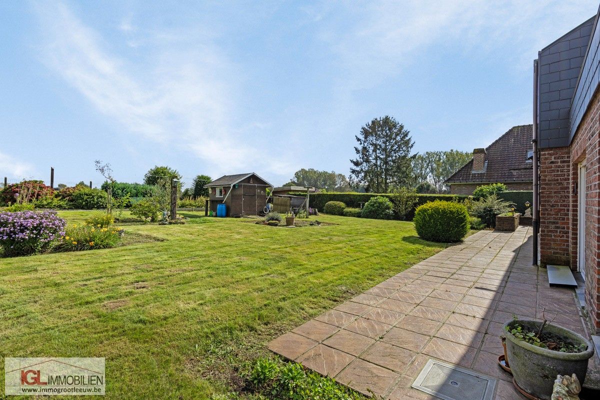 Charmante villa met 3 slaapkamers, garage en prachtige groene tuin foto 26