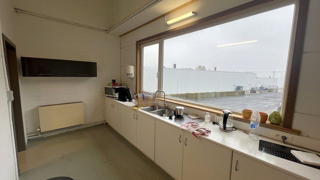 Magazijn met rolbrug en kantoren nabij N47 in Zele foto 9