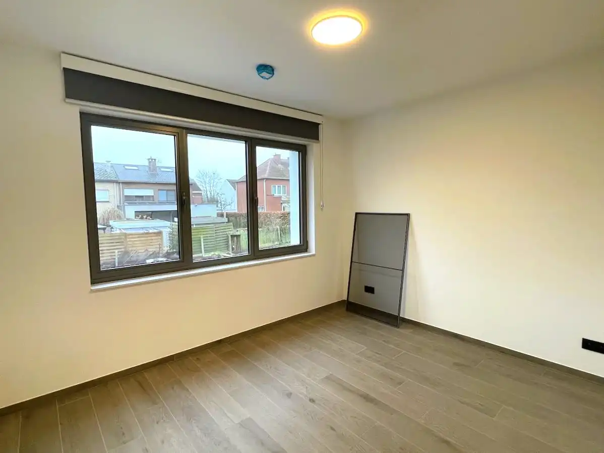 Prachtig afgewerkt en energetisch gerenoveerd gelijkvloers appartement op topligging met grote garagebox foto 8