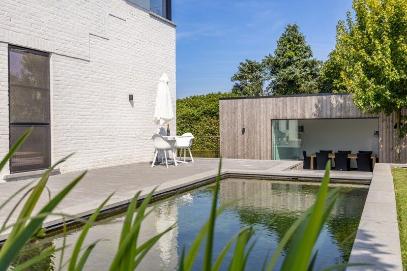 Zeer energiezuinig, gelijkvloers appartement met tuin, poolhouse en zwemvijver foto 27