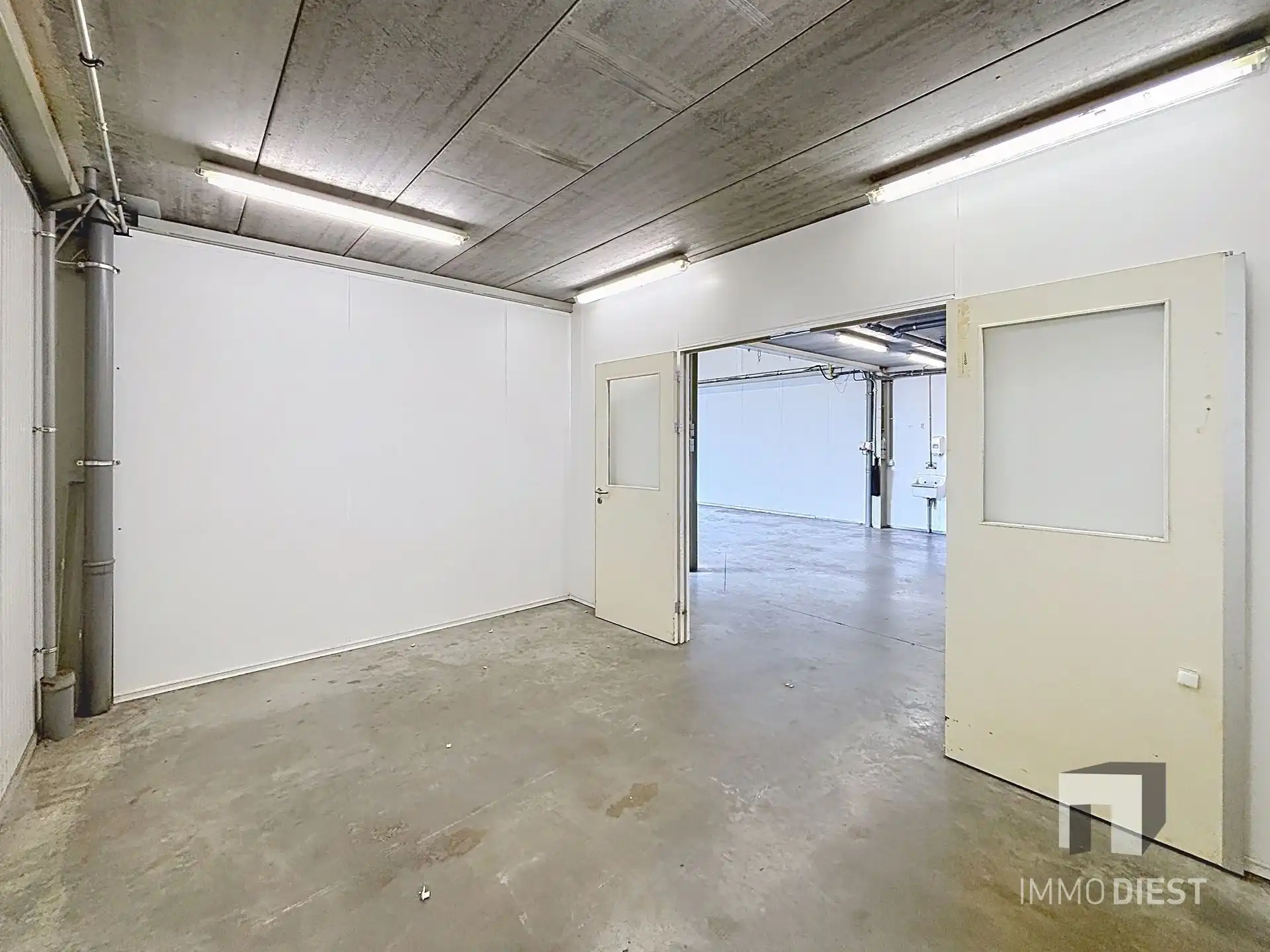 Magazijn met bureel op triple A-locatie foto 5