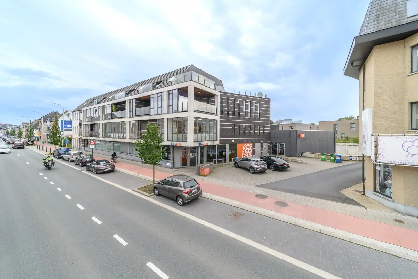 Hedendaagse kantoorruimte te koop nabij centrum Aalst foto {{pictureIndex}}