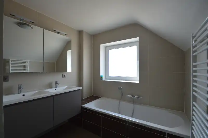 Prachtig afgewerkte woning met aangelegde tuin & garage foto 15