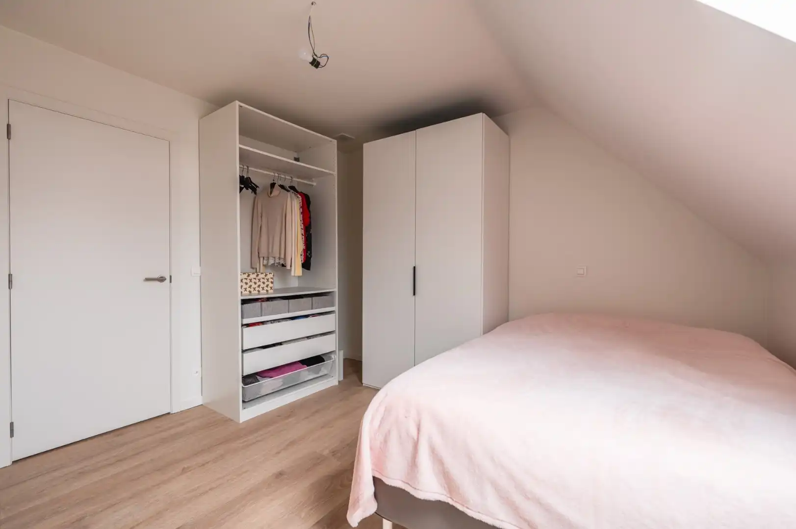 BEN appartement met aangenaam terras, 2 slks, autostaanplaats en direct instapklaar. foto 8