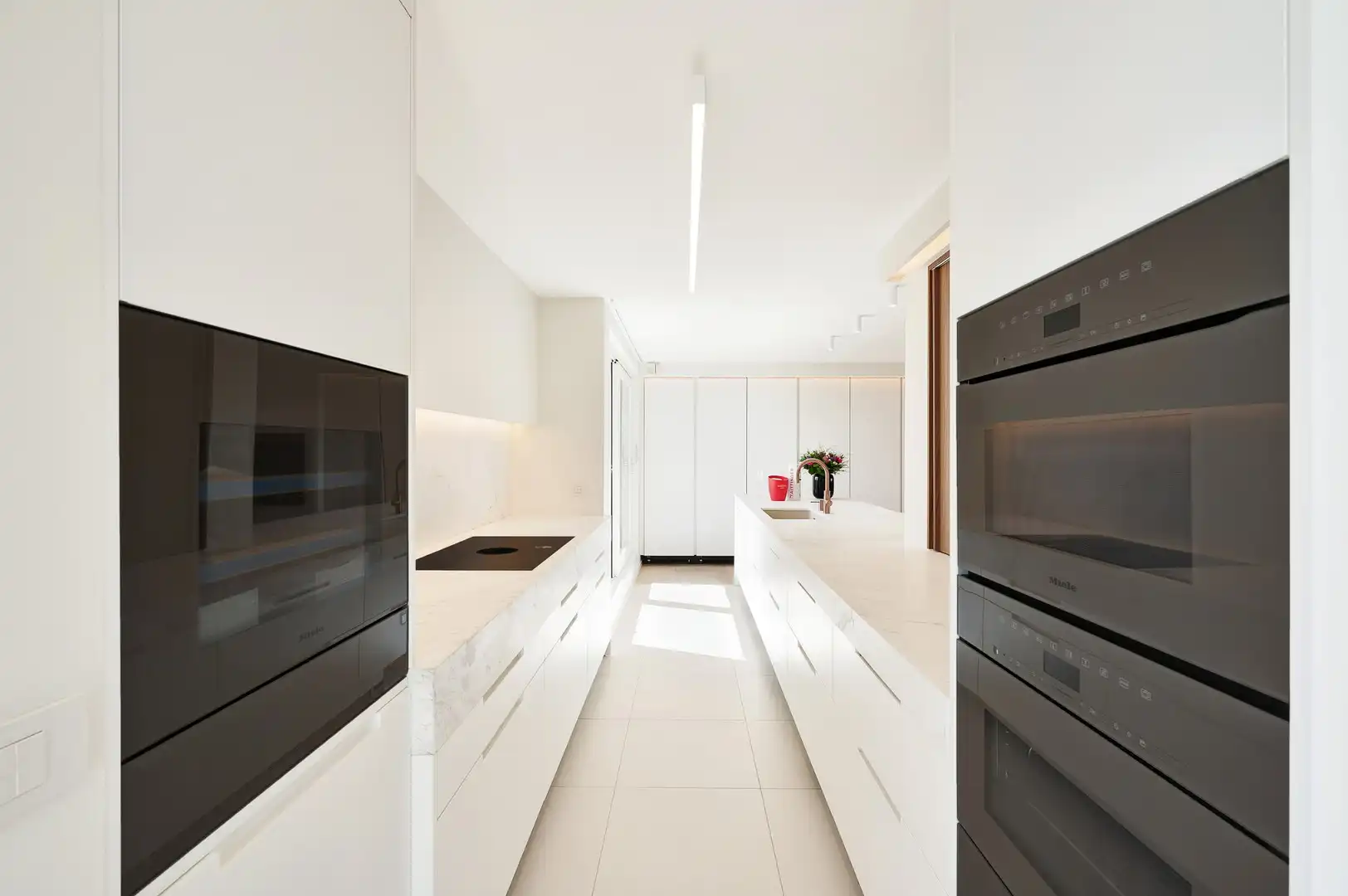 Sublieme zonnige penthouse met ruime terrassen en zijdelings zeezicht. foto 17