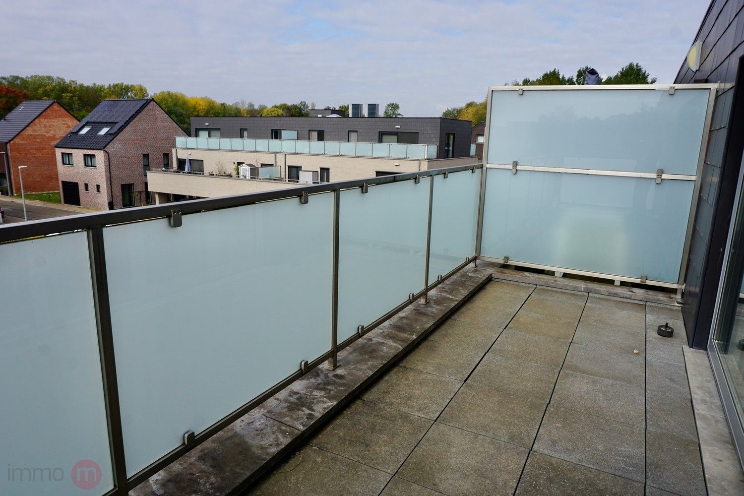 Recent goed gelegen duplexappartement met 2 slaapkamers, 3 grote terrassen en een autostaanplaats. foto 10