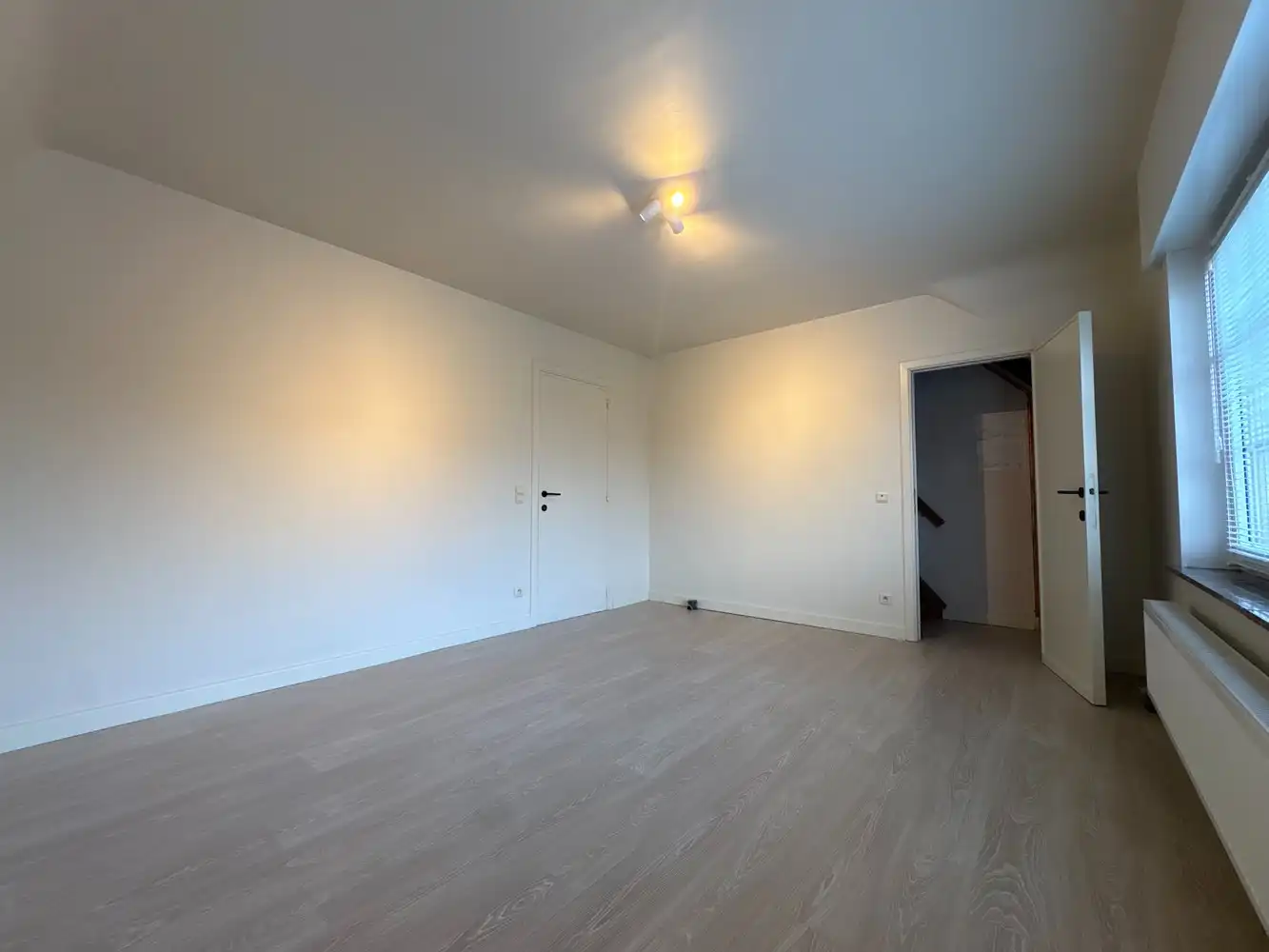 Charmante, gerenoveerde halfopen woning met tuin + garage foto 12