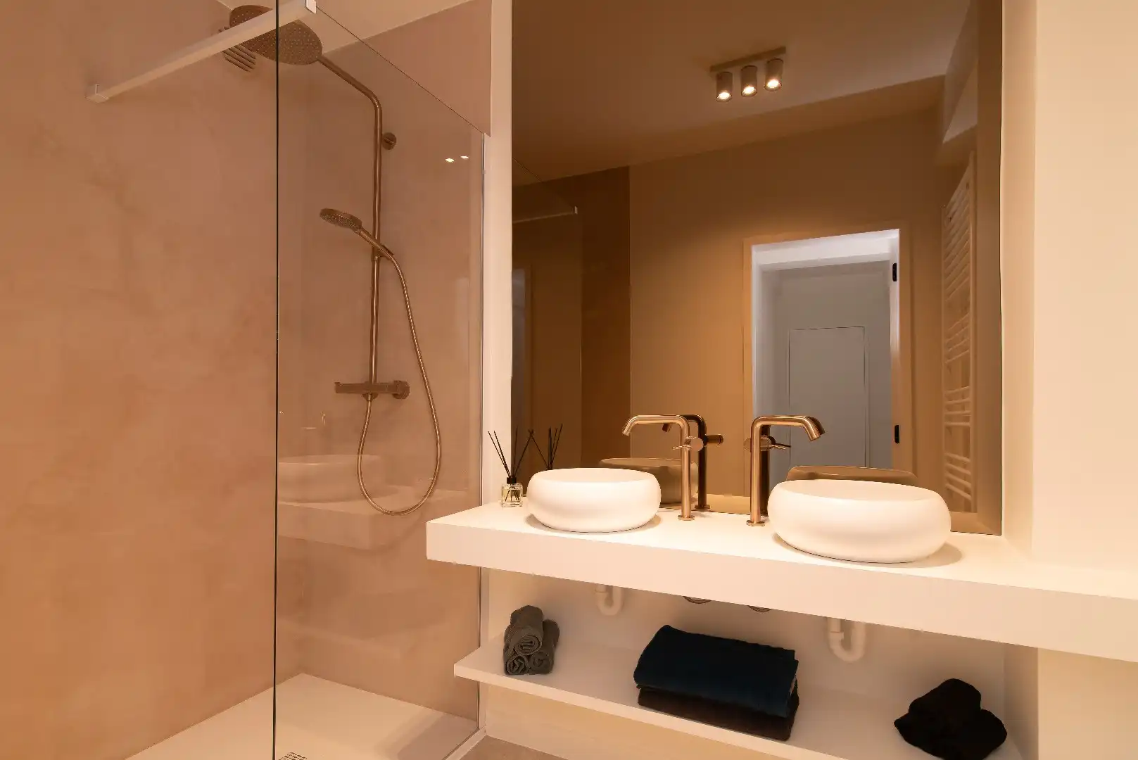 Volledig gerenoveerd twee slaapkamerappartement van 89 m² met een gunstige EPC-score B. foto 3