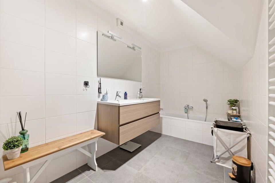 RUIM EN INSTAPKLAAR APPARTEMENT MET 3 SLKS EN EEN PARKEERPLAATS IN GENK foto 23