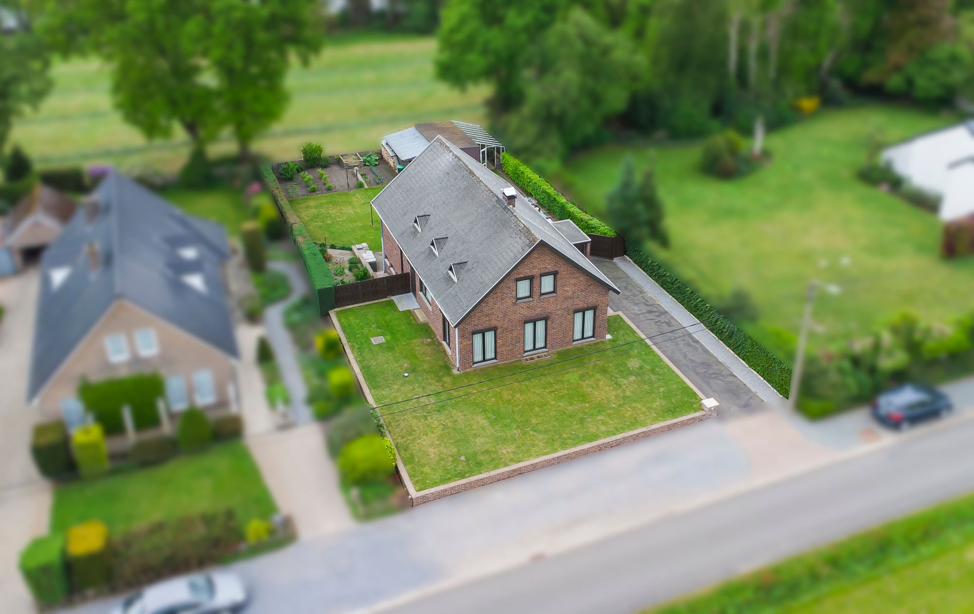 TE KOOP: Zeer goed onderhouden woning op perceel van 9a 06ca in Gerdingen (Bree) foto {{pictureIndex}}