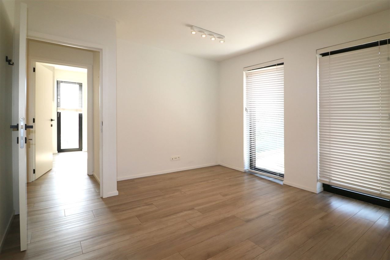 Zonnig appartement met ruim terras, twee slaapkamers in centrum foto 11