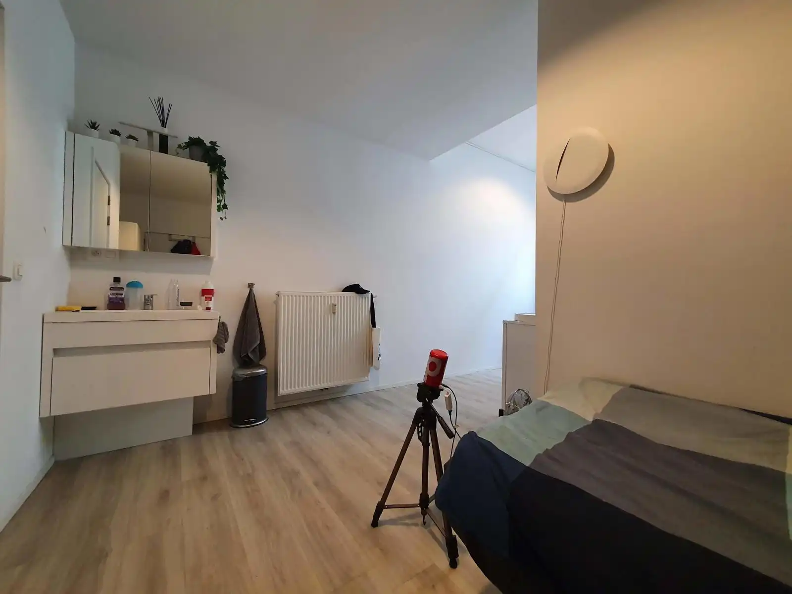 Grote moderne studentenkamer met eigen badkamer foto 6