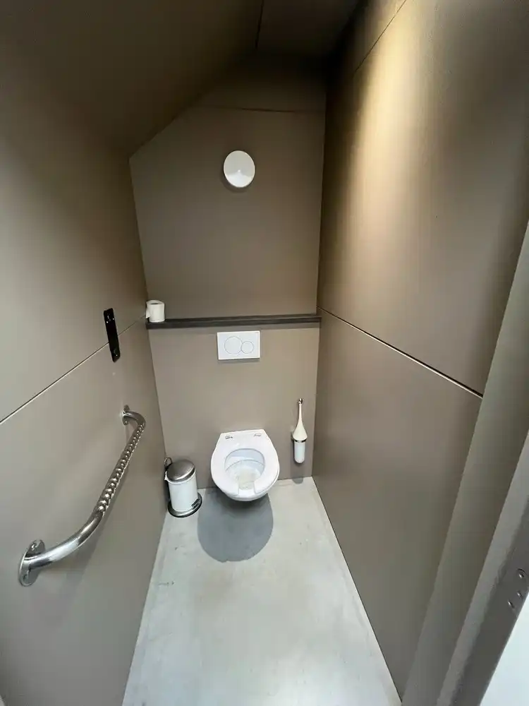 Bedrijfshal met kantoor foto 15