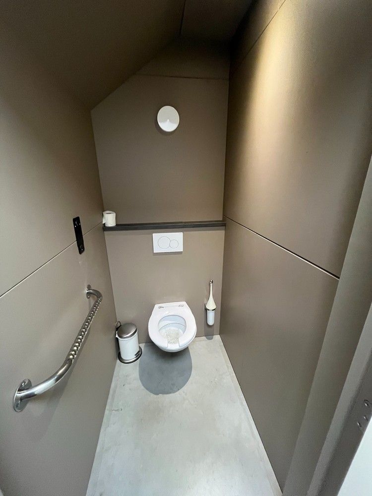 Bedrijfshal met kantoor foto 15