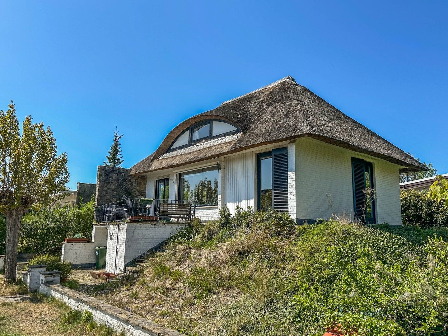 Karaktervolle kustvilla op topligging kortbij zee en natuurgebied. foto {{pictureIndex}}