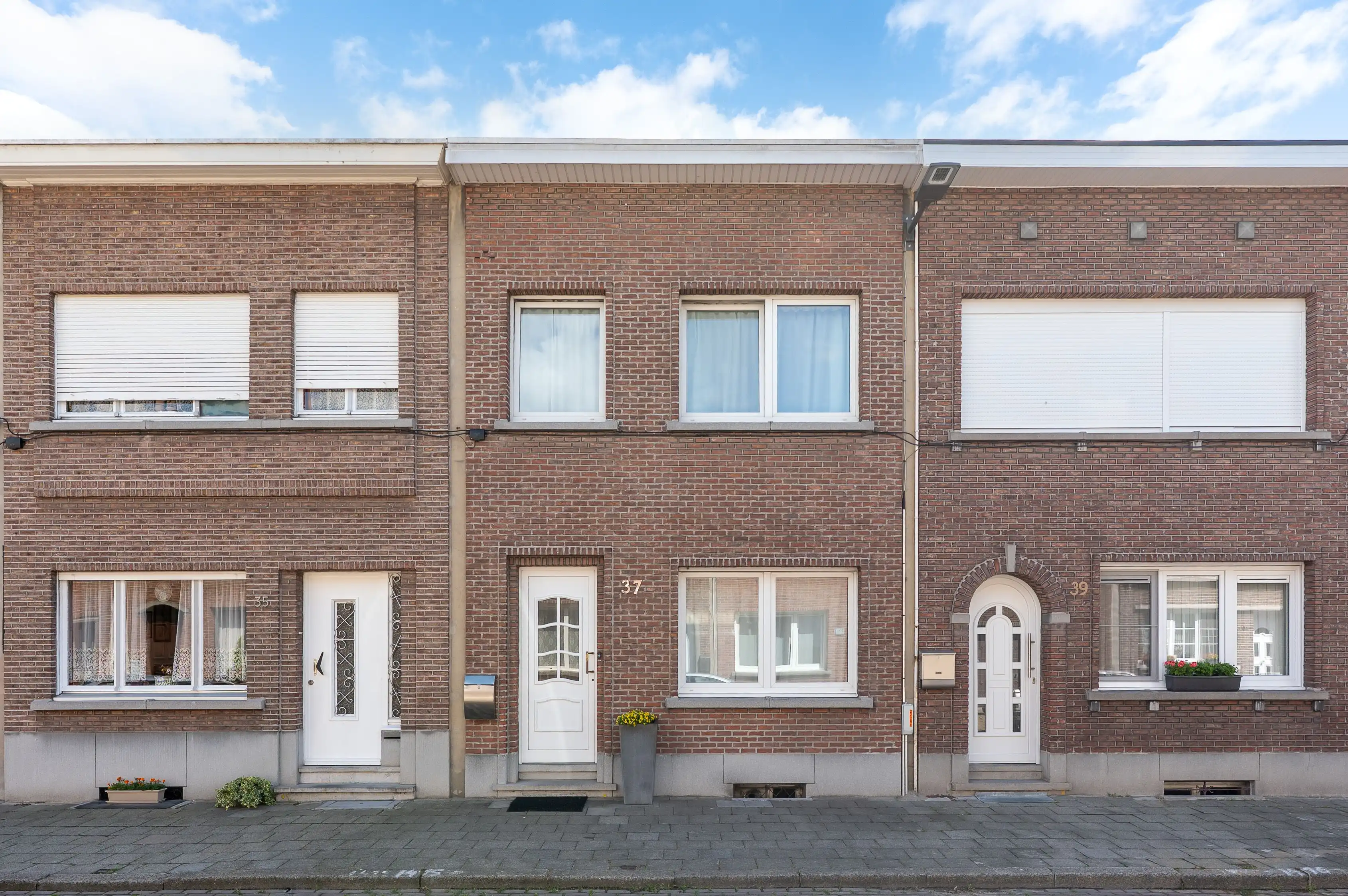 Instapklare gezinswoning met een gezellige tuin, vlak bij het centrum van Merksem! foto {{pictureIndex}}
