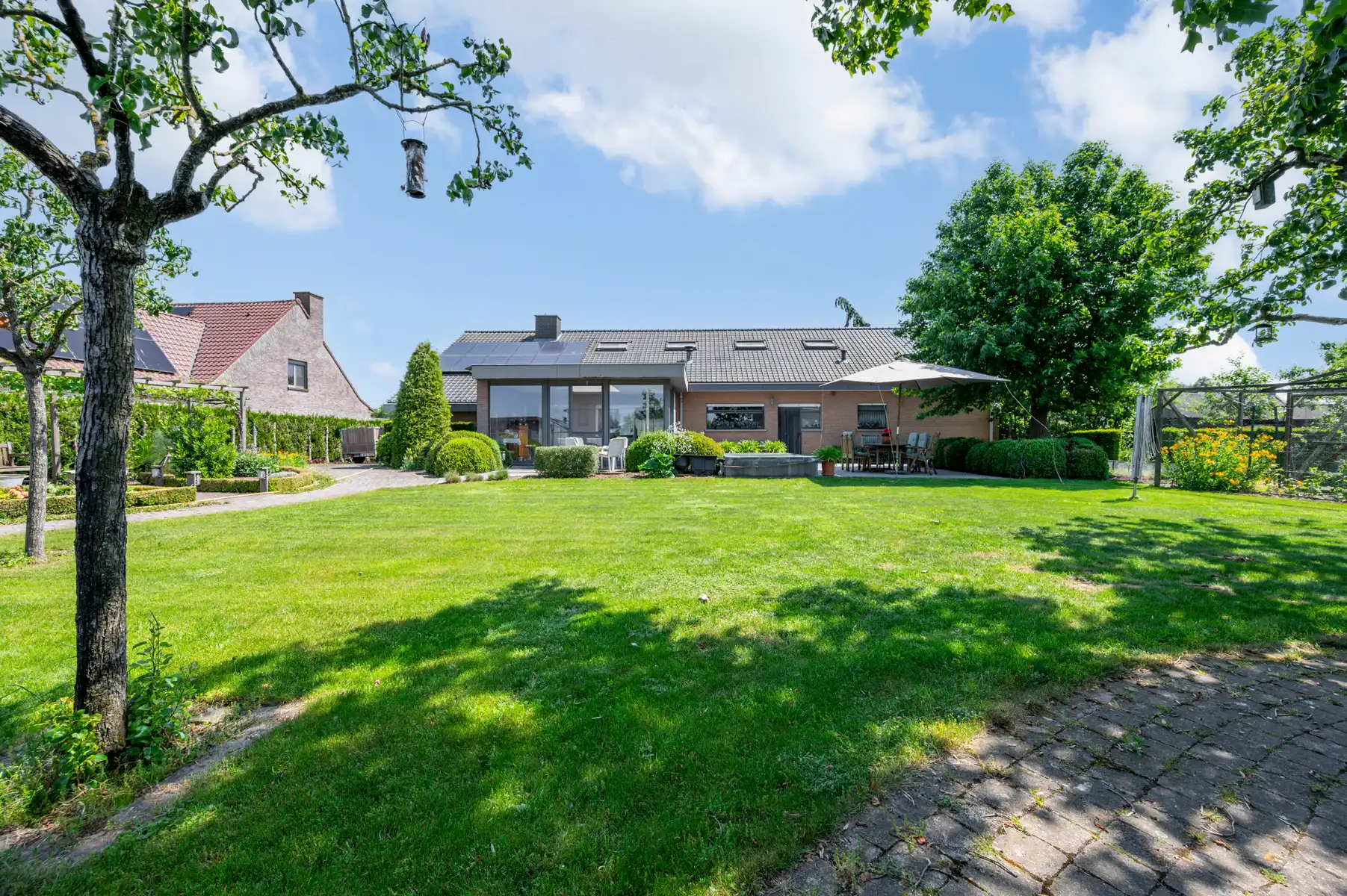 Ruime open bebouwing met prachtige tuin  foto 23