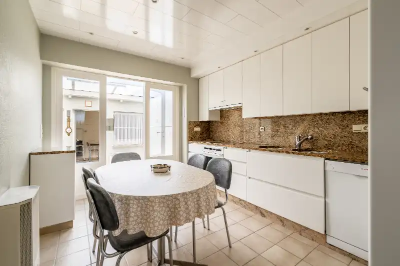 Ruime woning met tuin, 2 garages en 4 slaapkamers. foto 7