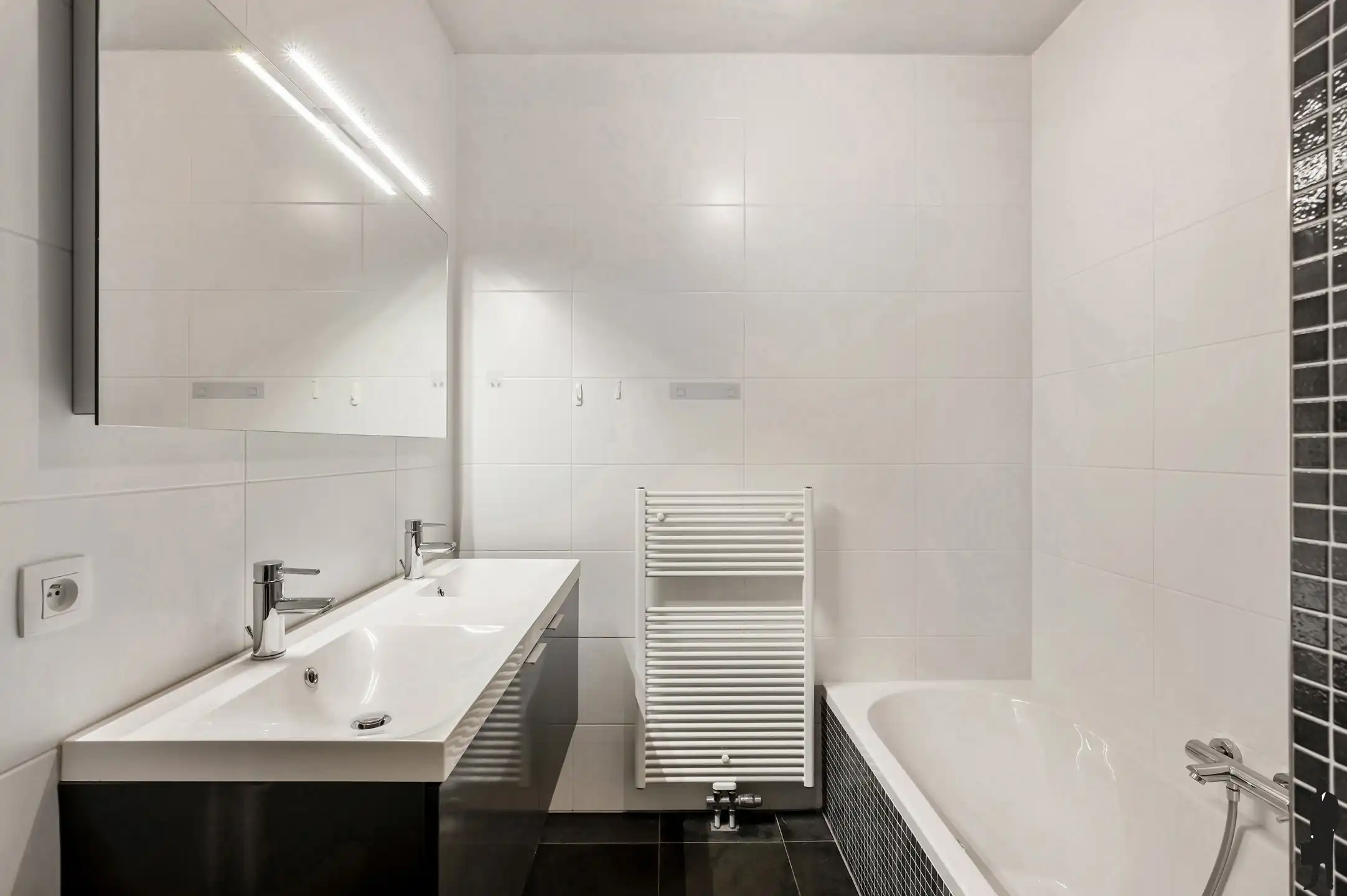 Exclusief tweeslaapkamer appartement op de 17de verdieping met panoramisch stadszicht foto 12