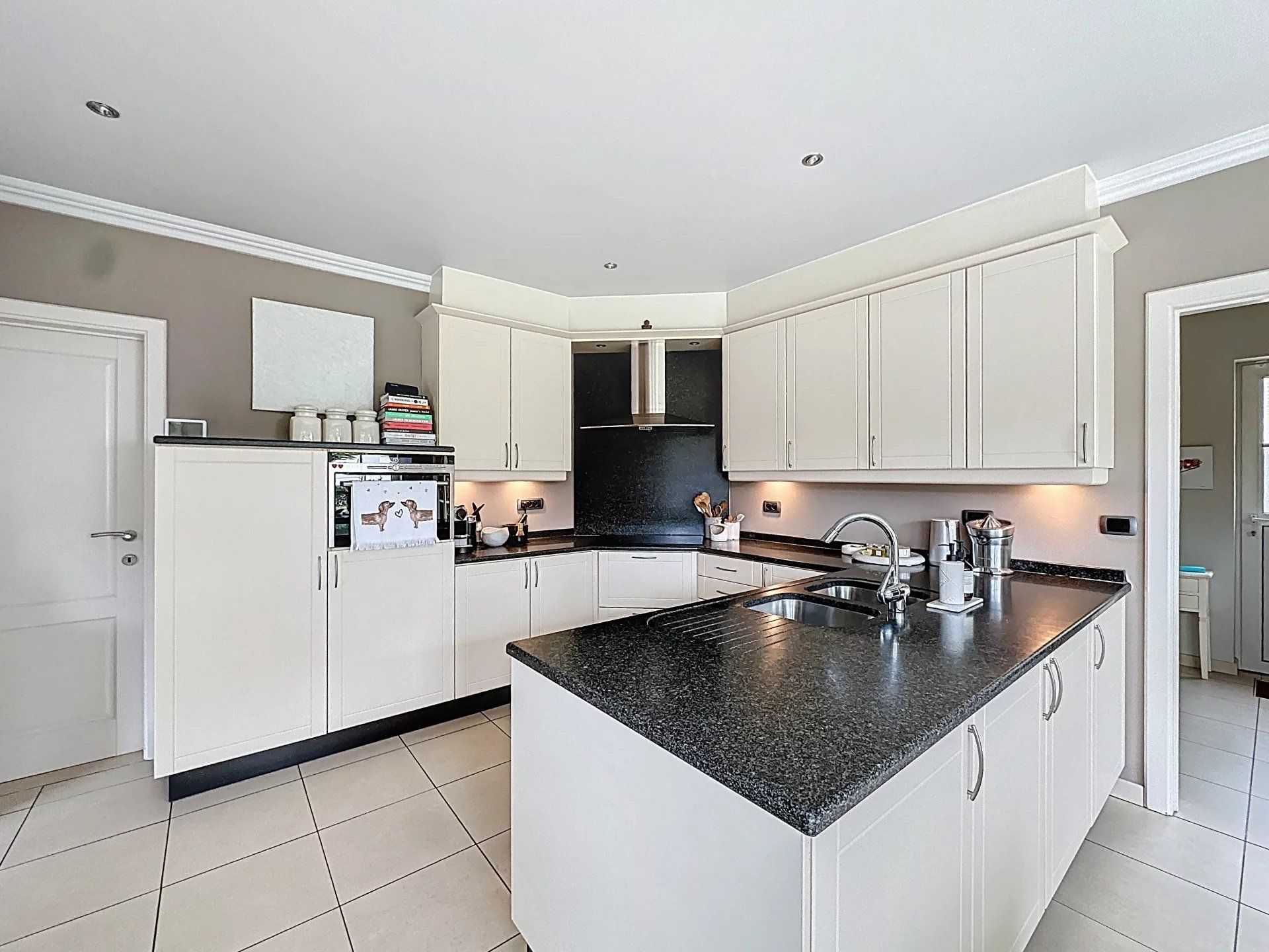 Prachtige landelijke gelegen vrijstaande woning uit 2001, gelegen op een perceel van 16a 43ca. Deze woning biedt comfort, ruimte en privacy met hoogwaardige afwerking en moderne gemakken. foto 12