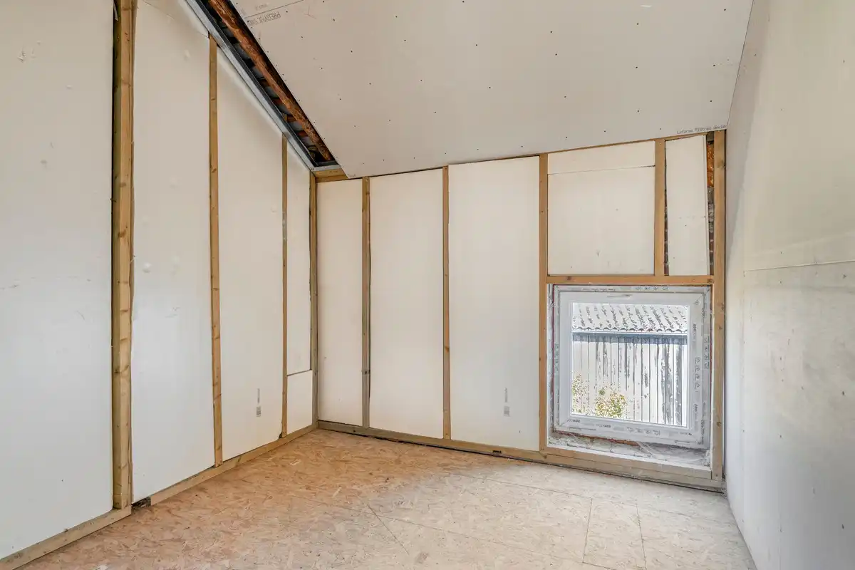 WONING MET BURELEN EN MAGAZIJN TE TONGEREN LANGS N79. foto 33