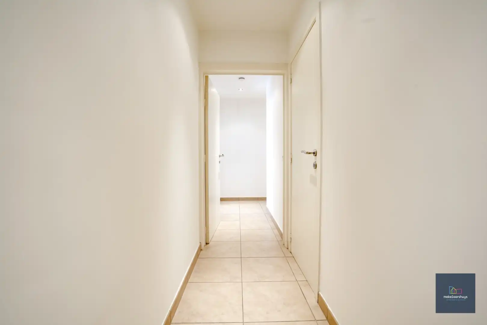 Goedgelegen 2slpk-appartement met terras en staanplaats foto 17