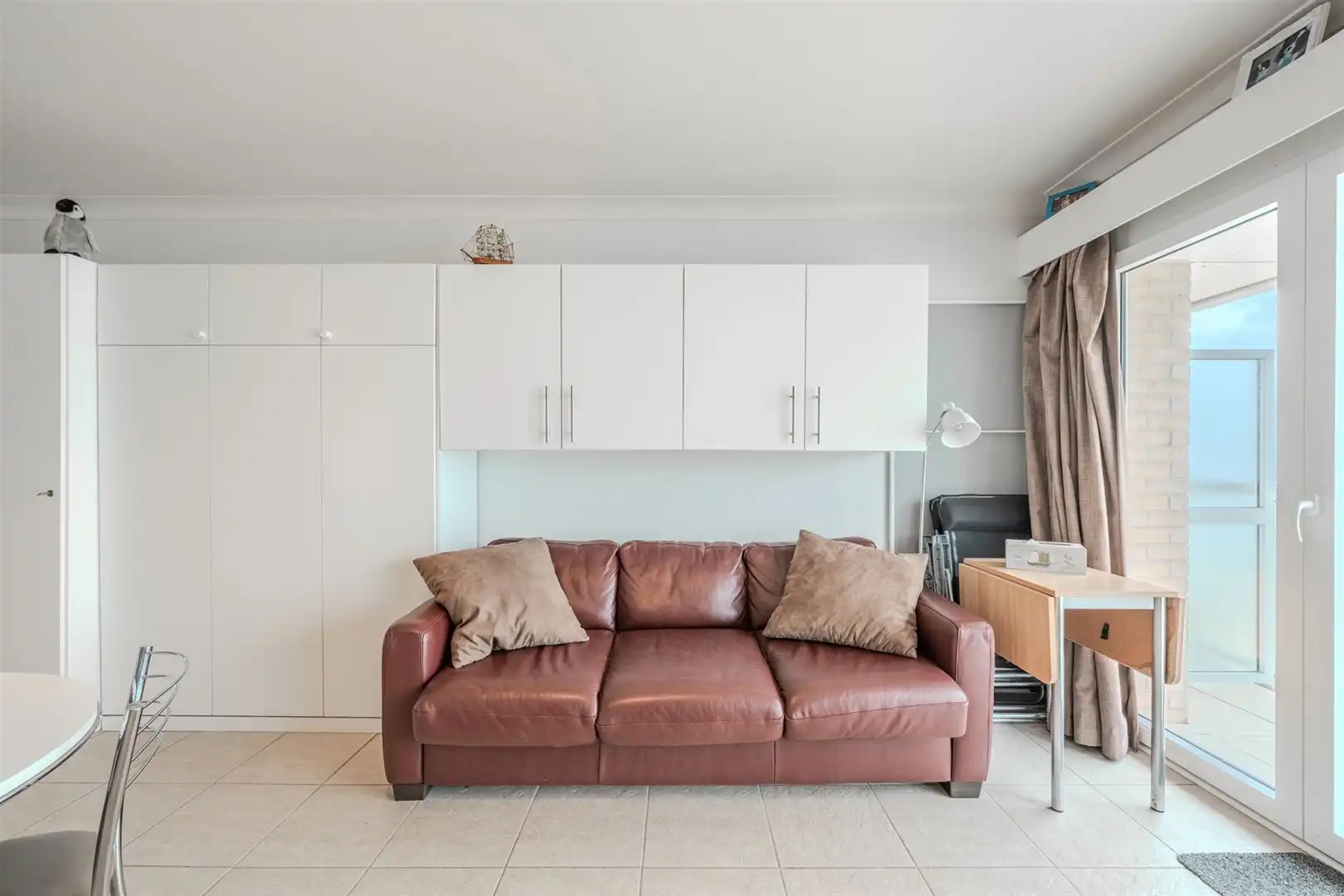 Studio met slaaphoek en frontaal zeezicht foto 10