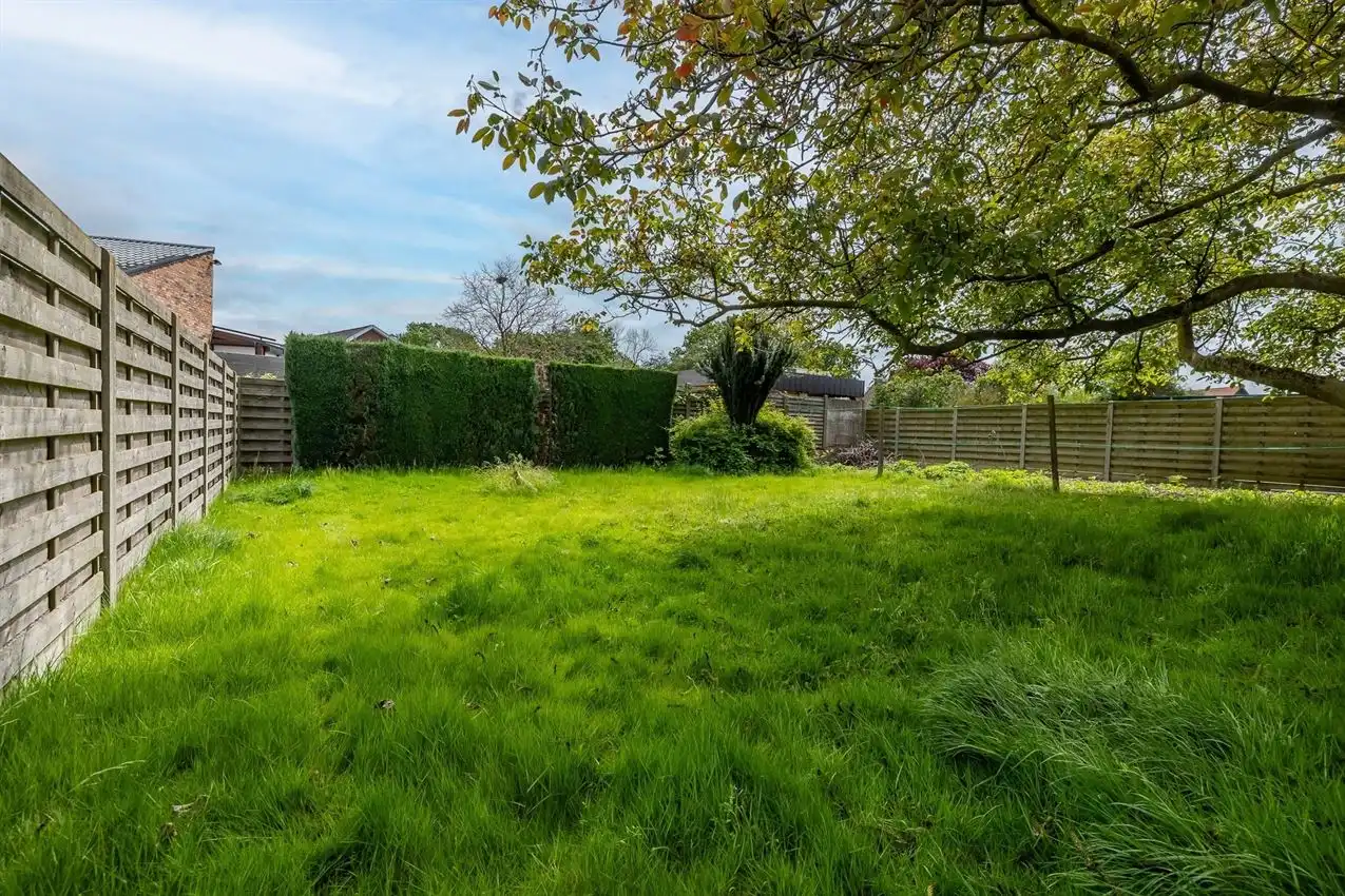 Gelijkvloers, toplocatie, prima indeling, label D, prachtige boom foto 2
