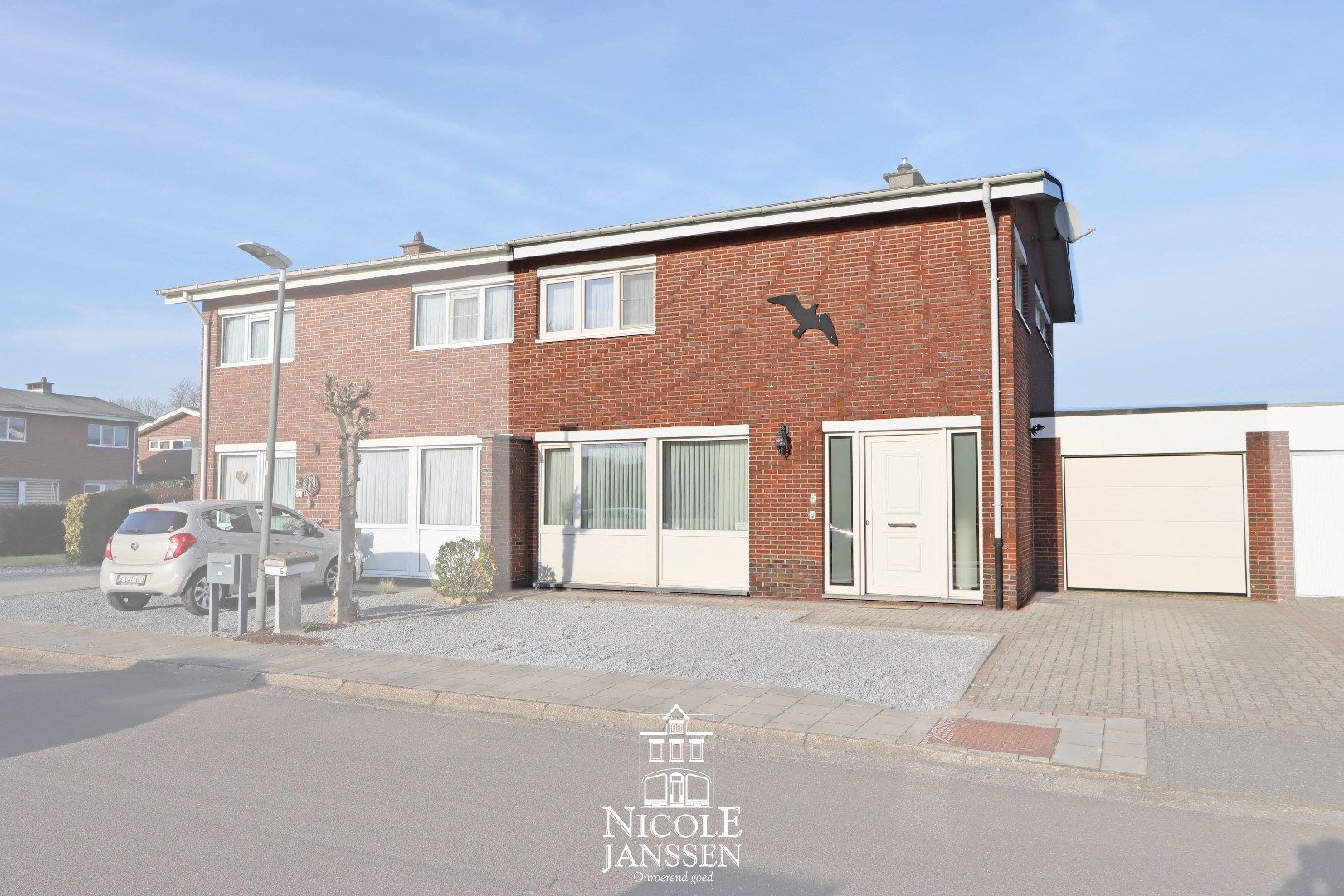 Halfopen gezinswoning met 4 slaapkamers, garage en tuintje foto {{pictureIndex}}