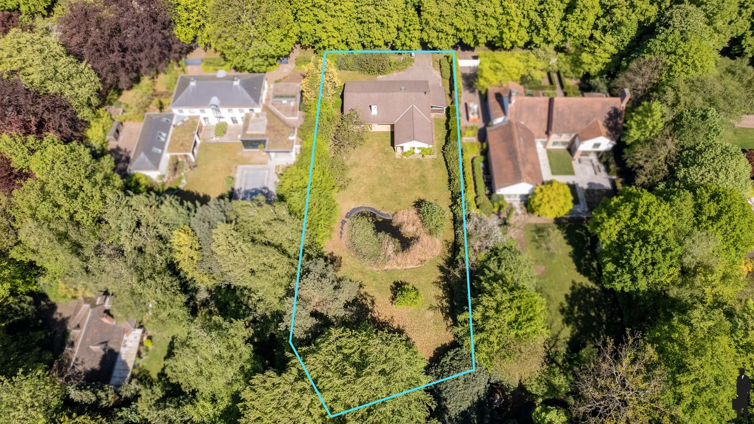 Een volledig te renoveren gelijkvloerse villa op ca. 2.438 m² foto {{pictureIndex}}