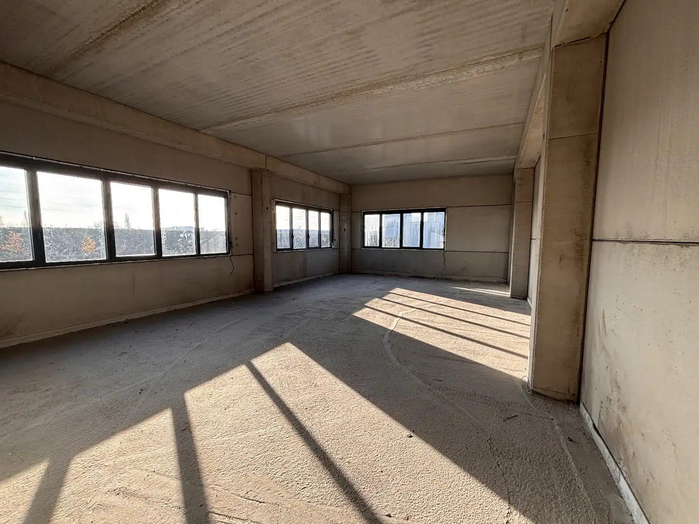 Logistieke bedrijfshal - 2765 m² - met 350 m² kantoren. Superligging! foto 7