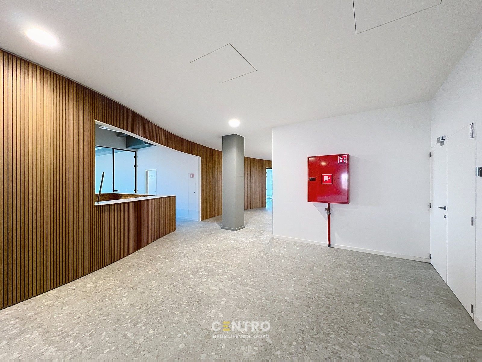 Energiezuinige, vernieuwde SERVICED kantoorruimte met mogelijkheid om een MAGAZIJN (215m²) bij te huren op Ieper Business Park! foto 7