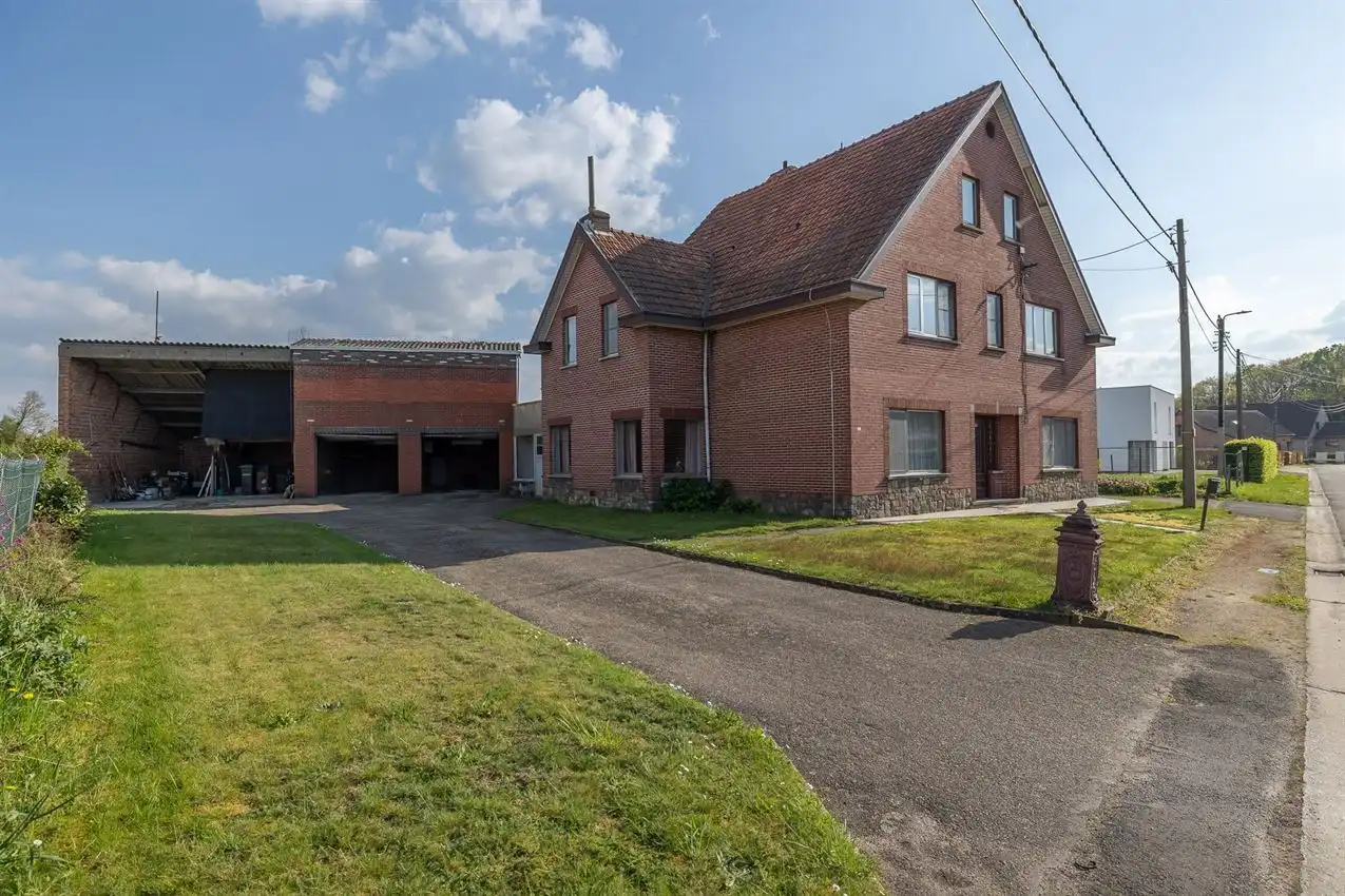Te renoveren woning met ruimte, rust en potentieel foto 4