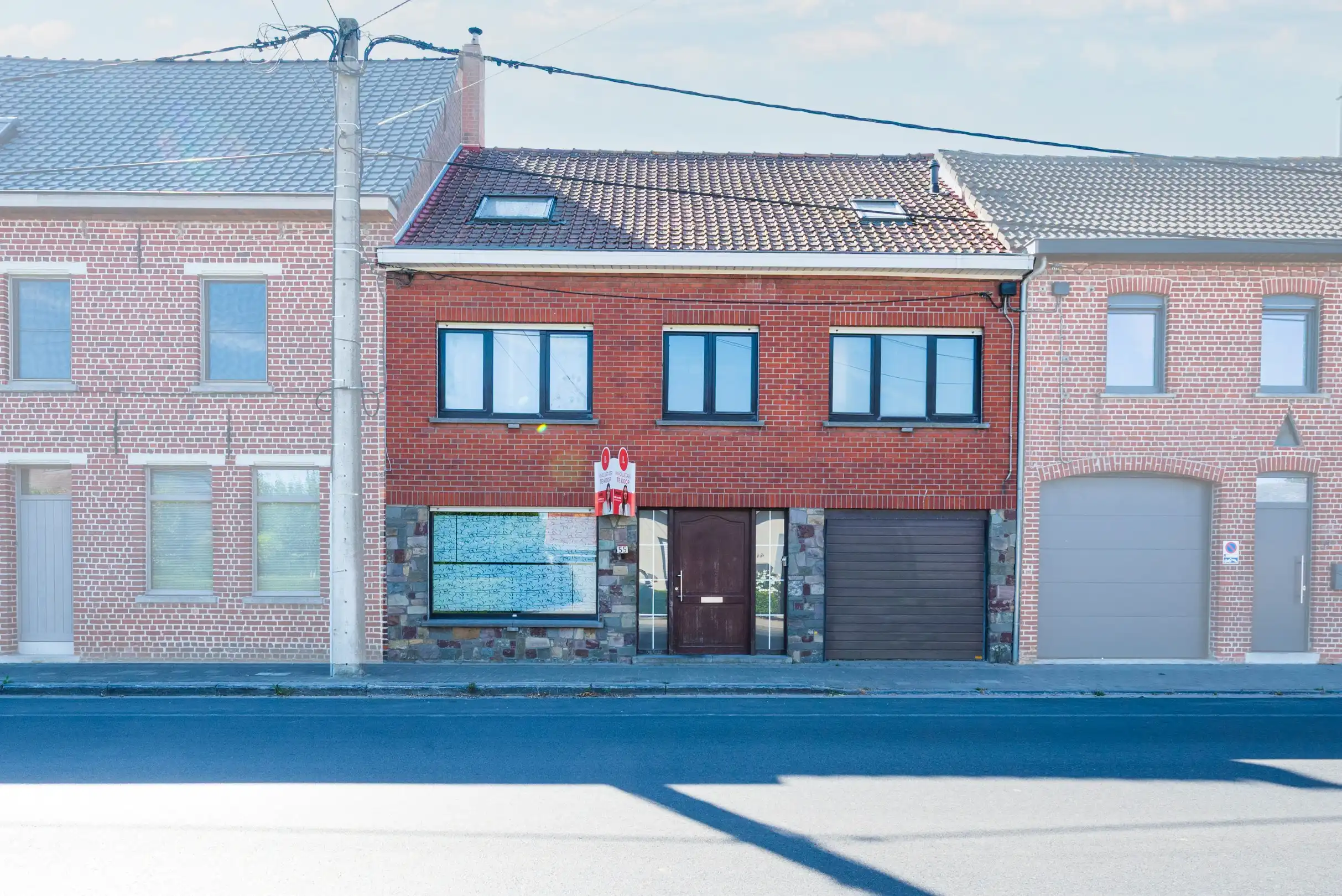 Ruime woning met 3 slaapkamers en garage in het centrum van Dadizele foto {{pictureIndex}}