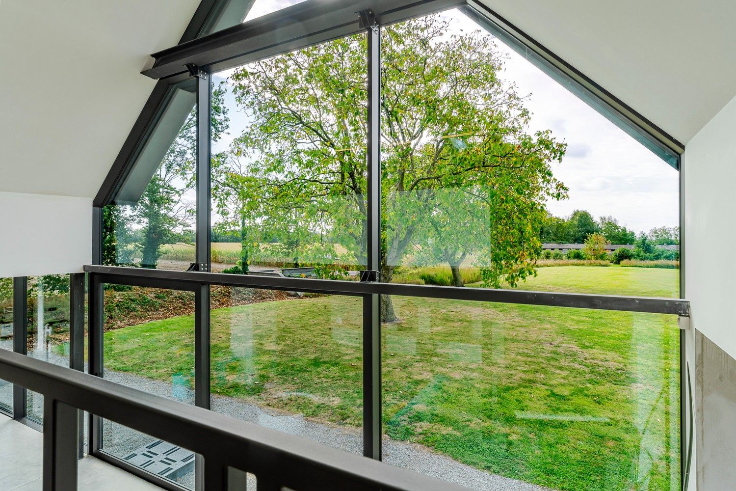Moderne villa met bijgebouw op unieke landelijke ligging in centrum Zwevezele foto 13