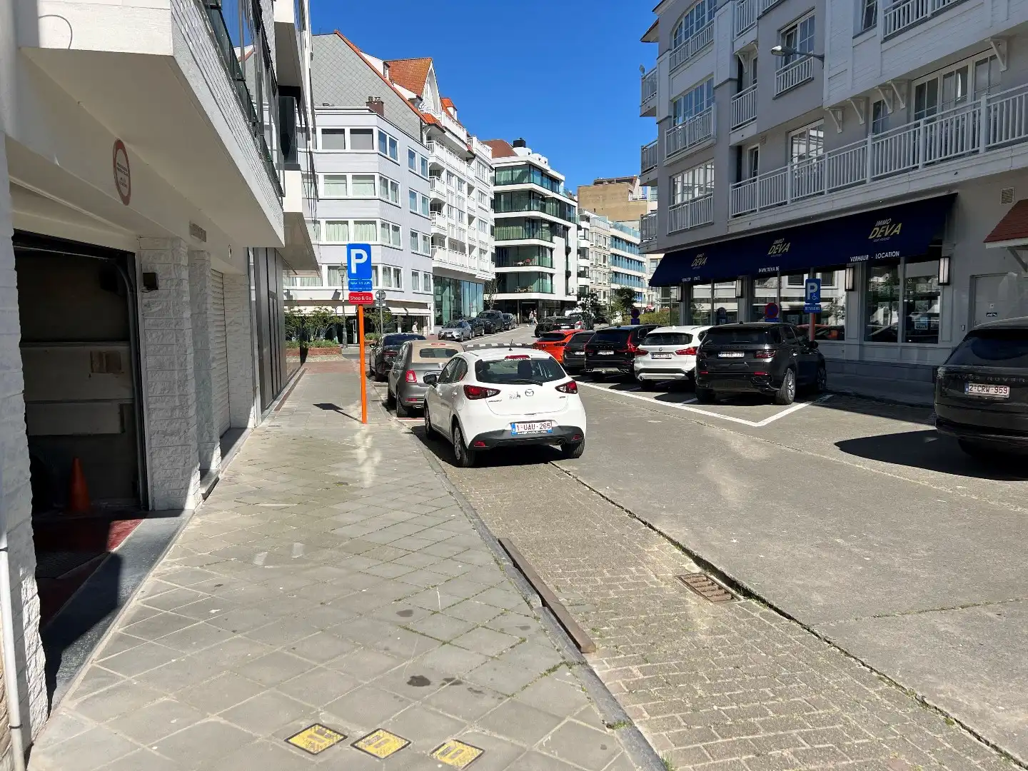Gelijkvloerse parking voor kleinere wagen  gelegen vlak aan het Driehoeksplein foto 2