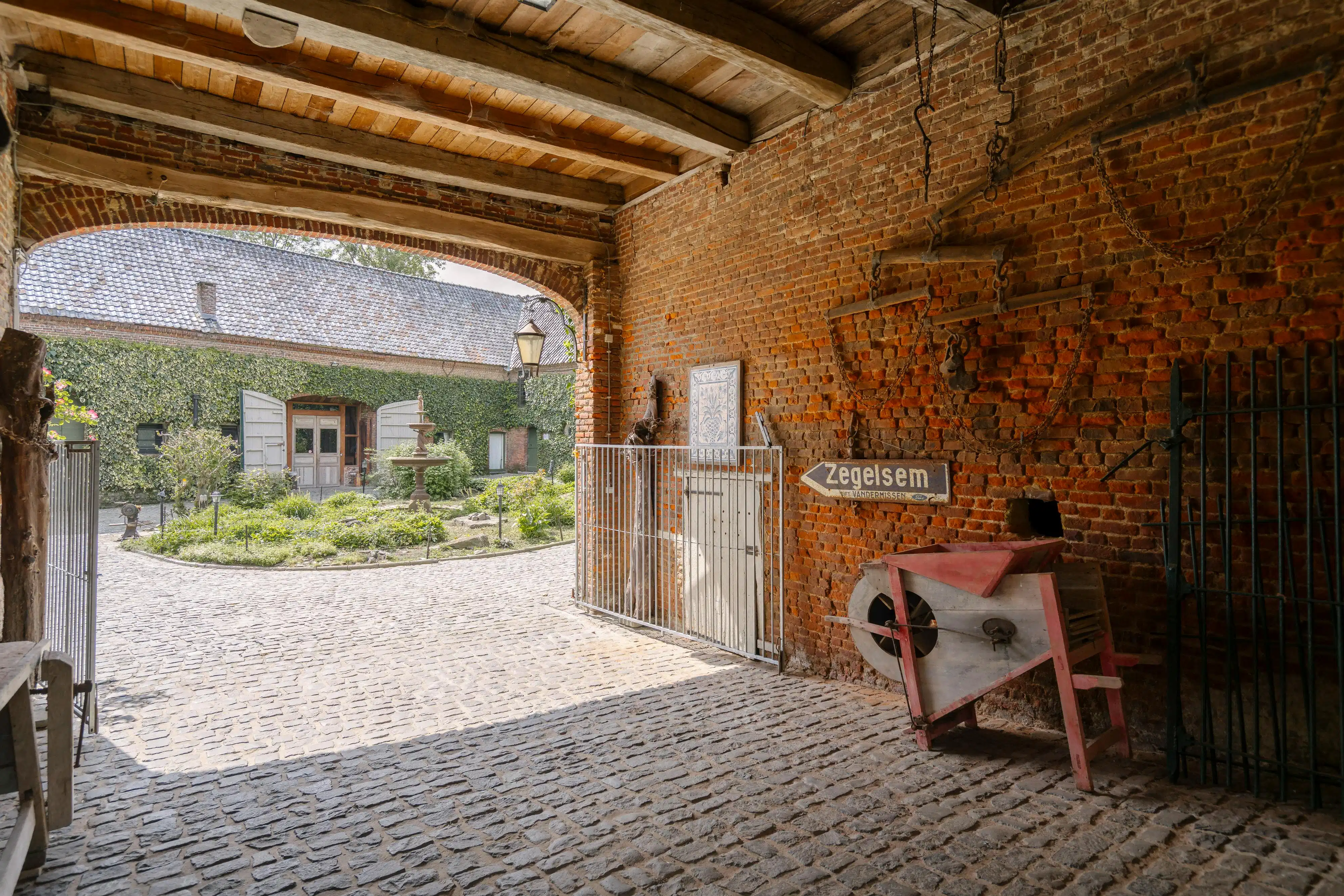 Authentieke, charmante vierkantshoeve te koop te Brakel. foto 4