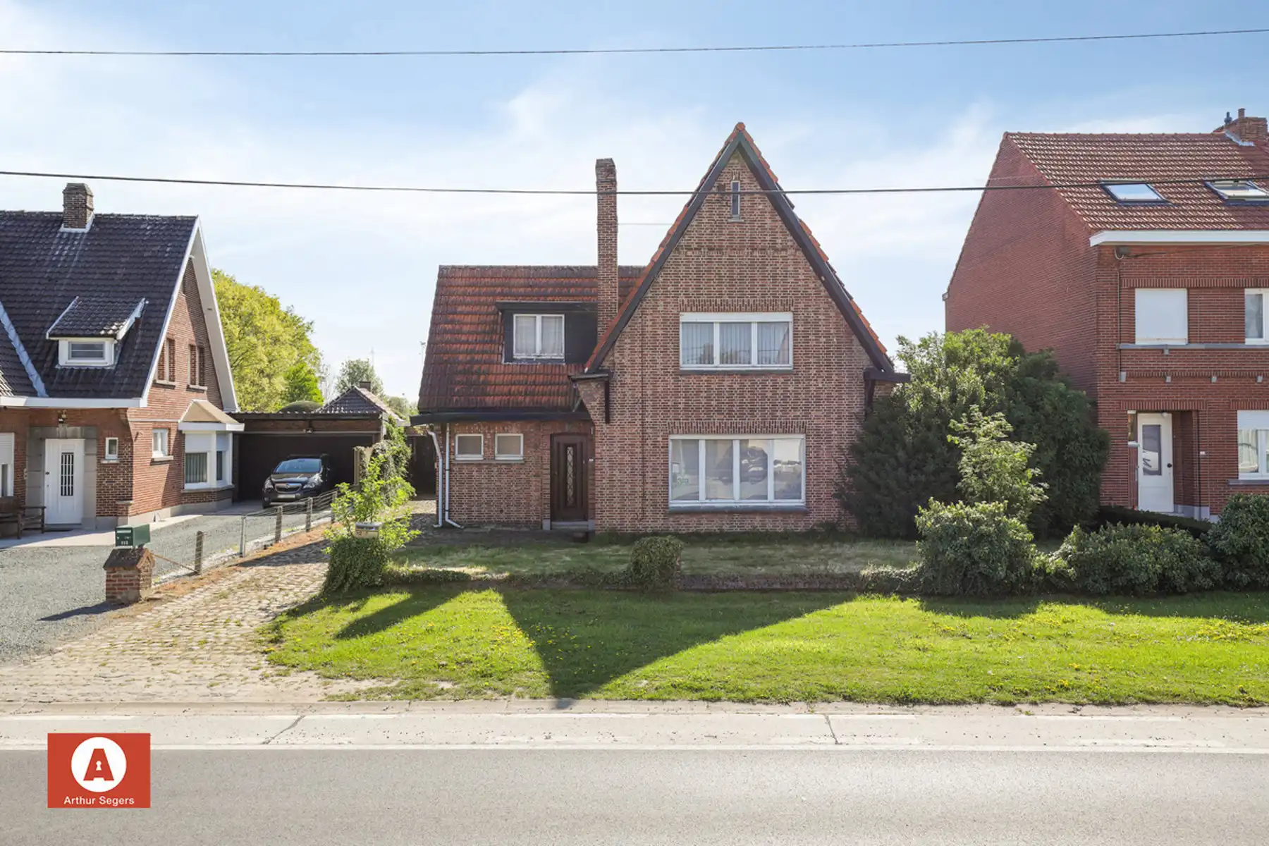 Hoofdfoto van de publicatie: Te renoveren open bebouwing met 4 slaapkamers op toplocatie