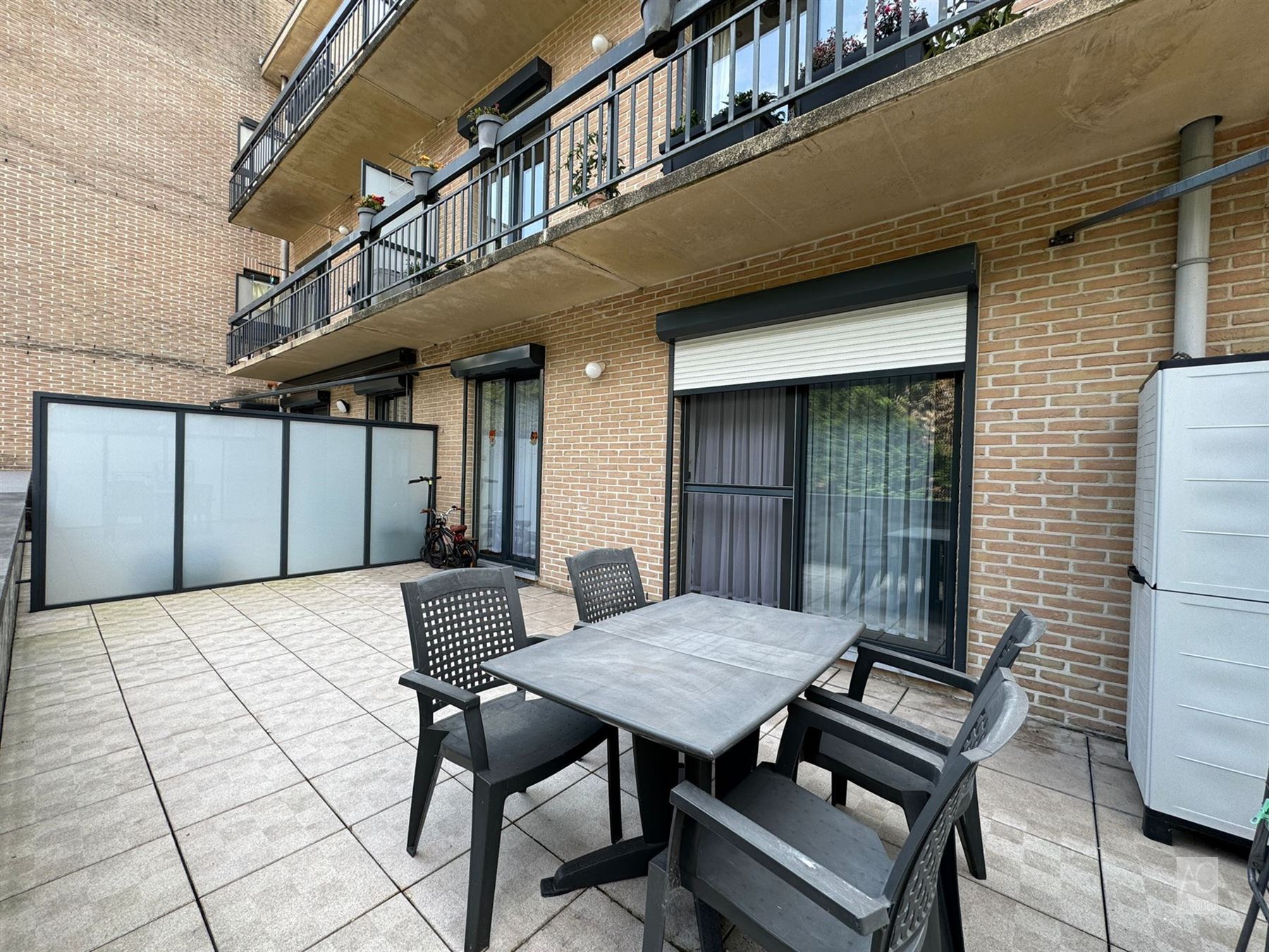 Gelijkvloers appartement met garage foto 12