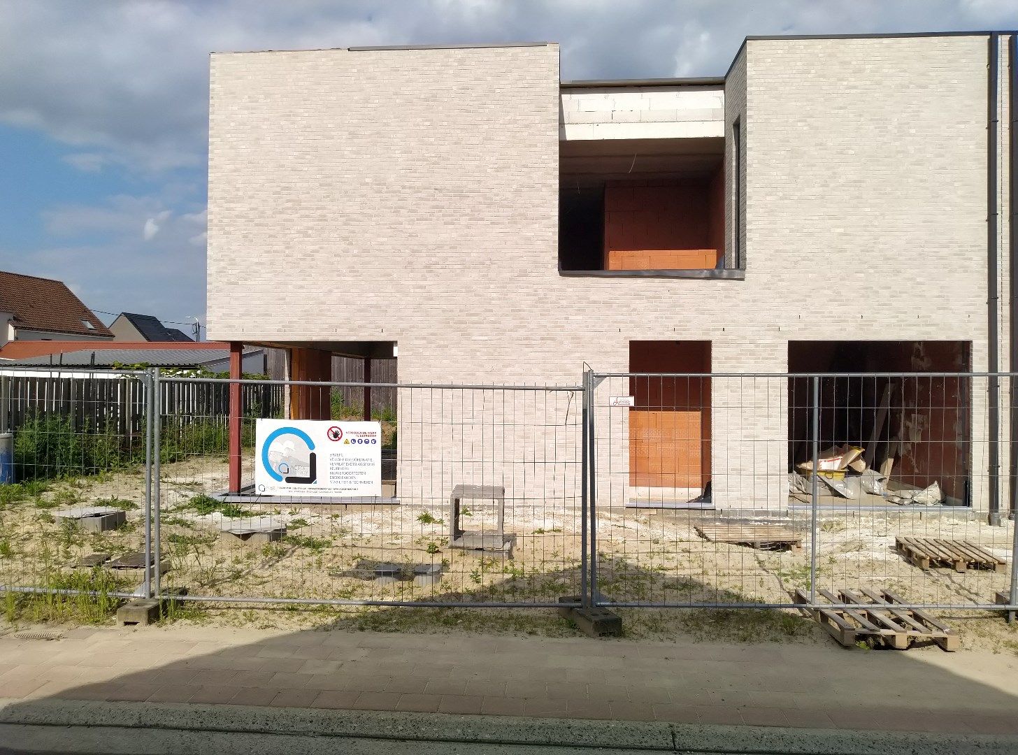 een op te richten 3-gevel woning op en met grond foto 1