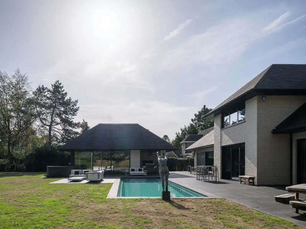 Imposante villa (BJ 2015) met onder meer een buitenzwembad en een sfeervol ingericht bijgebouw met sauna foto 13