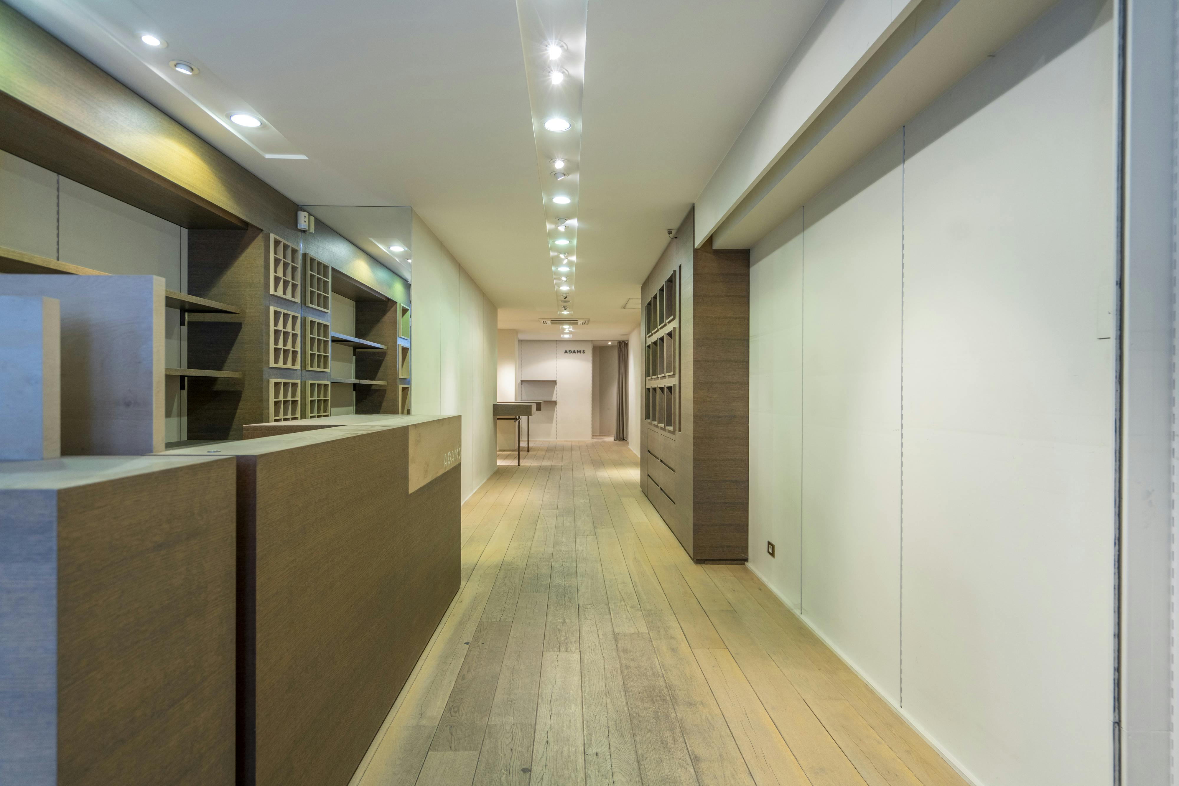 Verhuurd handelspand met appartementen te koop in Kortrijk (opbrengsteigendom) foto {{pictureIndex}}