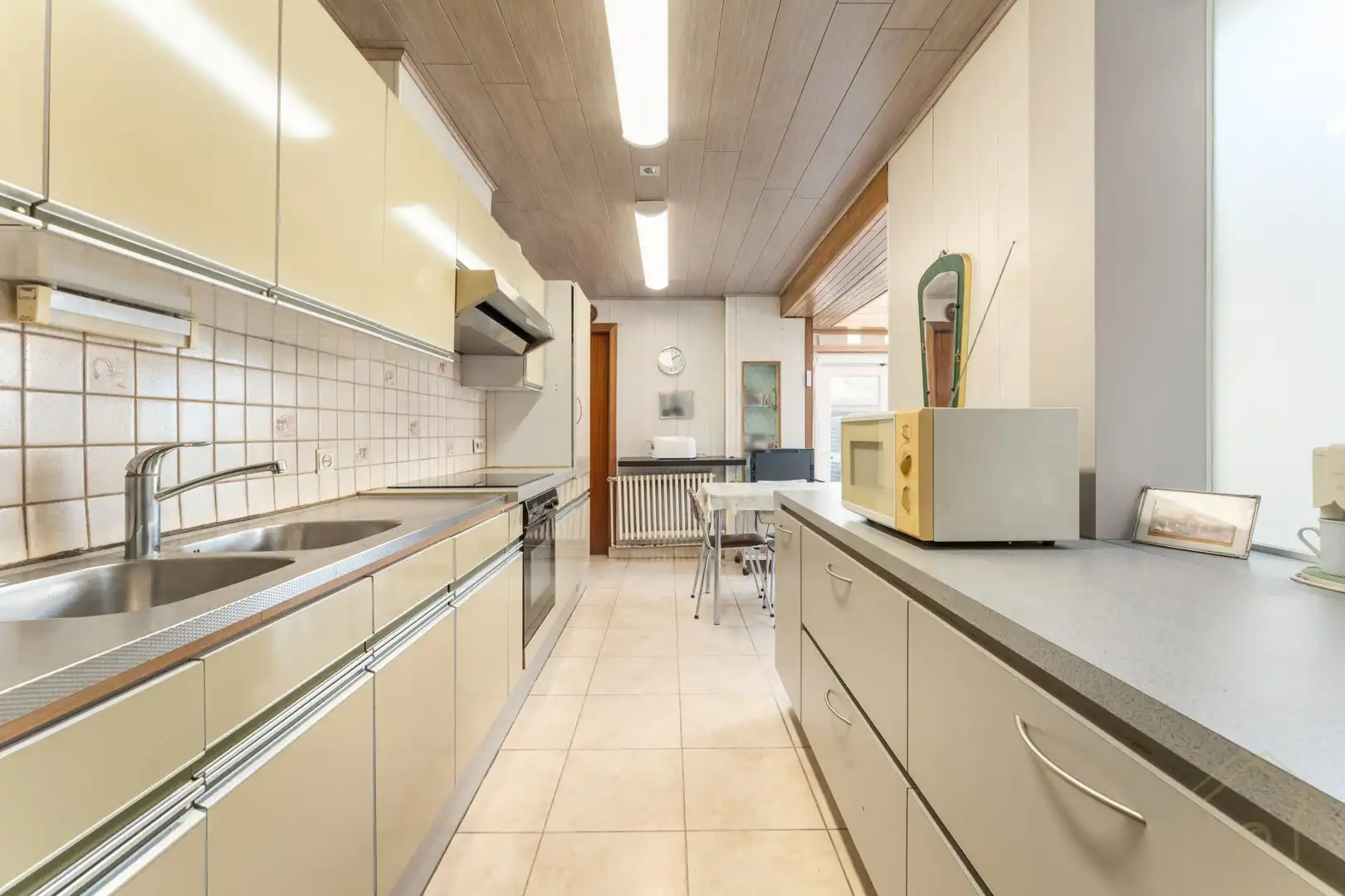 Halfopen gezinswoning met 5 slaapkamers en diepe tuin met uitweg foto 8