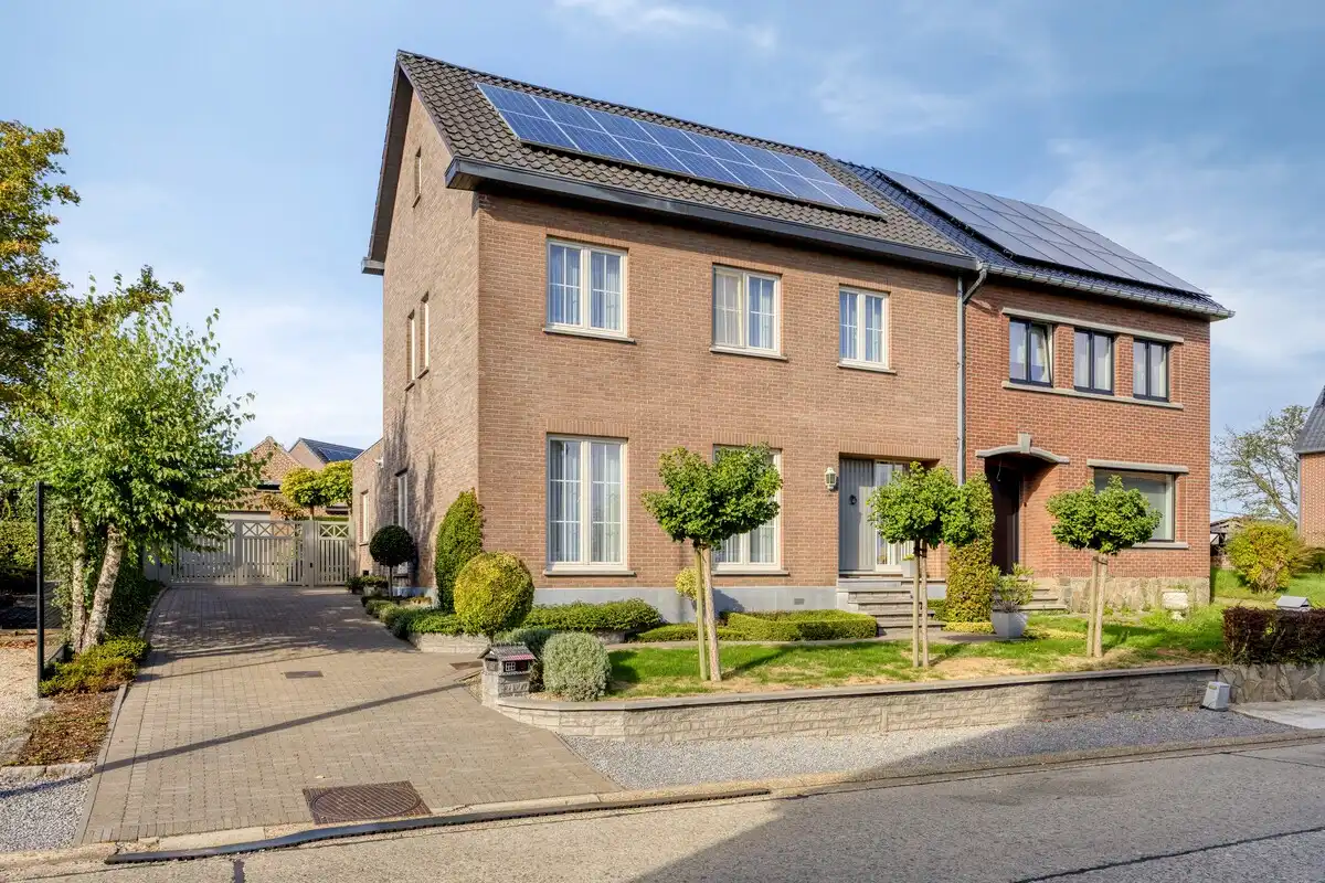 Instapklare halfopen woning met veranda, garage en tuin in Rosmeer. foto {{pictureIndex}}
