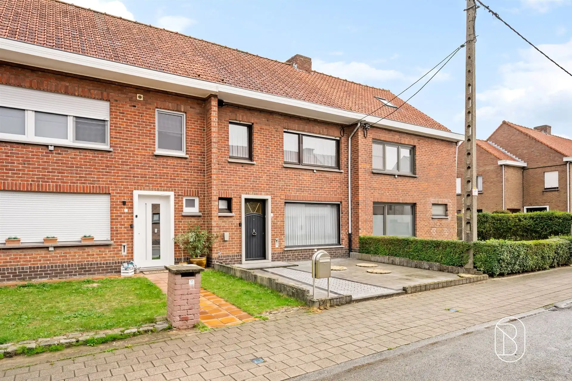 Op te frissen woning met ruime garage, 3 SLK en uitweg! foto 2