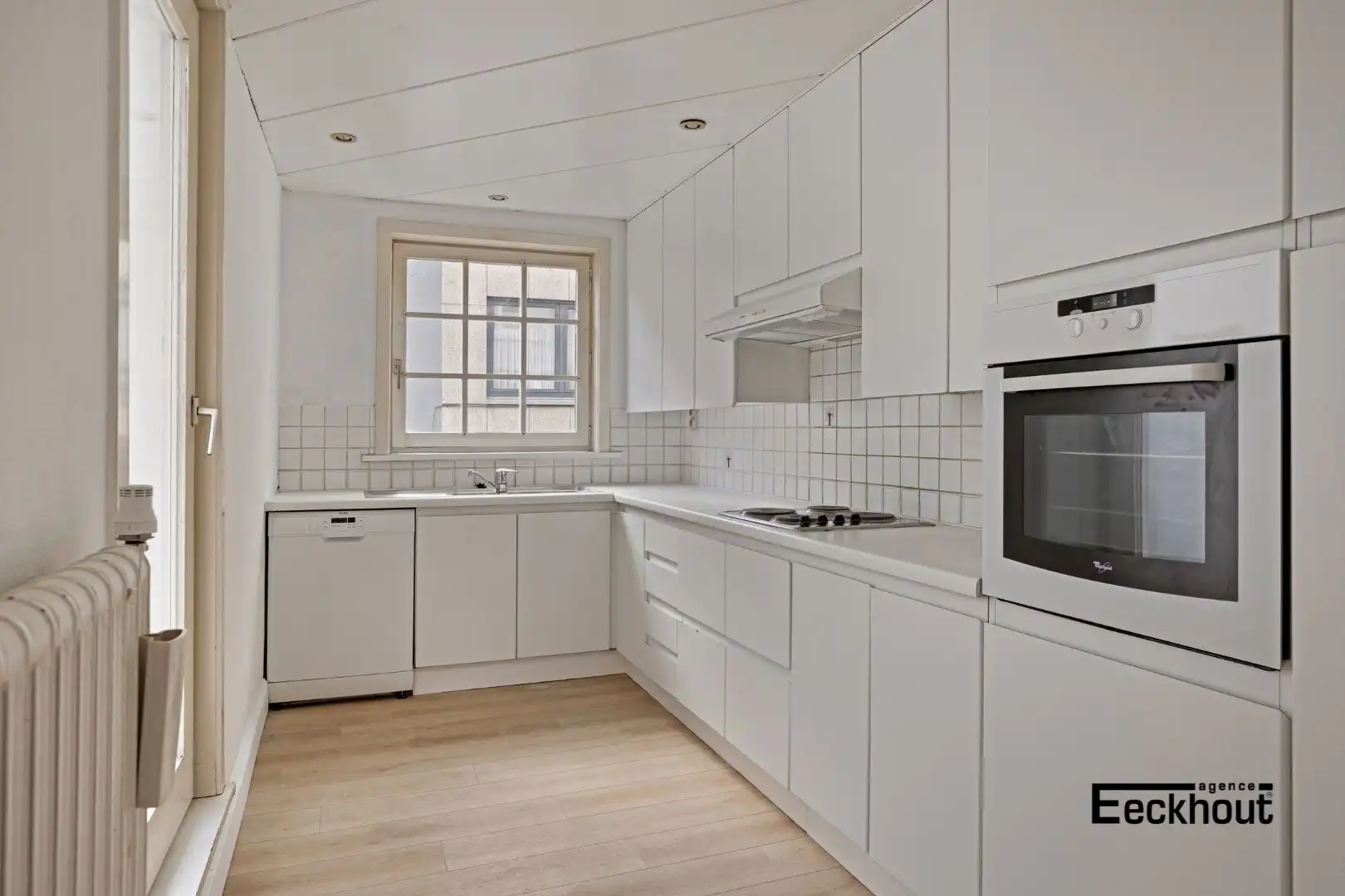 Uniek en ruim (351 m²) herenhuis met garages op topligging te Oostende ! foto 10