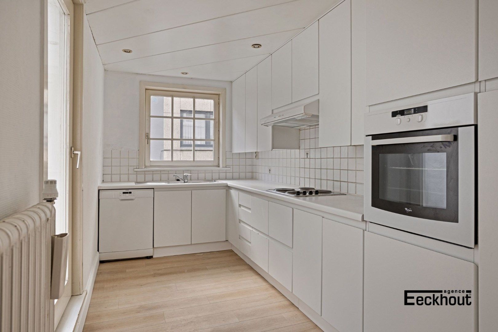 Uniek en ruim (351 m²) herenhuis met garages op topligging te Oostende ! foto 10