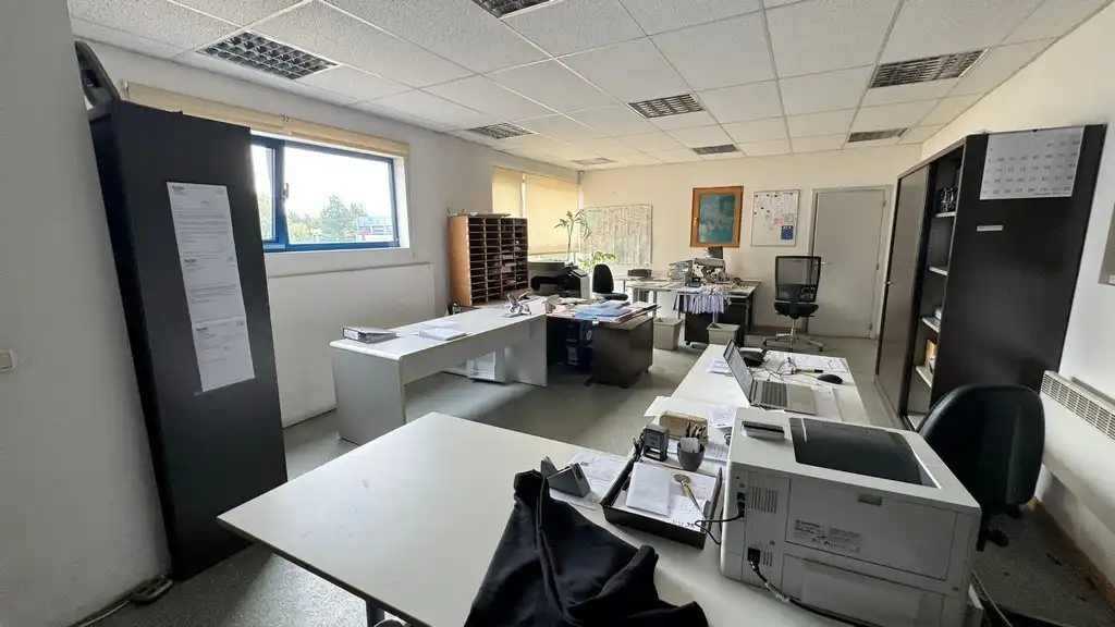 Loods met kantoor te huur nabij E313 in Wommelgem foto 7